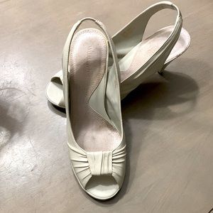 What’s what leather medium heel. Almost new